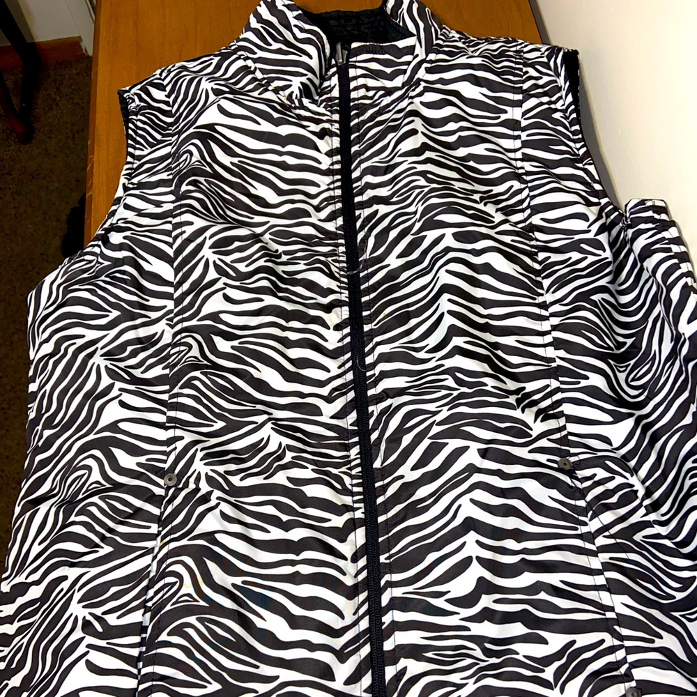 Reversible puffer vest